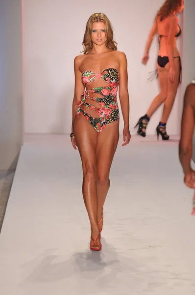 MIAMI - JULY 17: Model walking runway at the Luli Fama Collection for Spring, Summer 2012 during Mercedes-Benz Swim Fashion Week on July 17, 2011 in Miami, FL — Stock Photo, Image