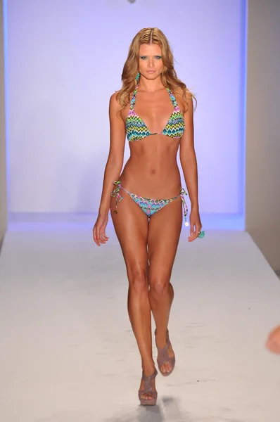 Miami - 17. juli: model walking laufsteg der luli fama kollektion für frühjahr, sommer 2012 während der mercedes-benz swim fashion week am 17. juli 2011 in miami, fll — Stockfoto