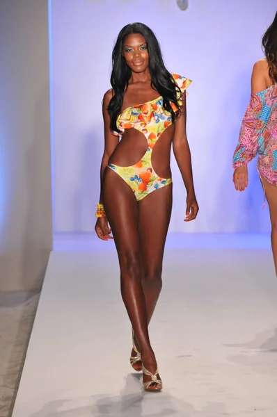 MIAMI - JULHO 17: Pista de caminhada modelo na coleção Luli Fama para a primavera de 2012, durante a Mercedes-Benz Swim Fashion Week em 17 de julho de 2011, em Miami, FL — Fotografia de Stock