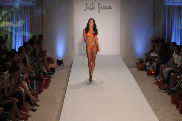 Miami - 17. juli: model walking laufsteg der luli fama kollektion für frühjahr, sommer 2012 während der mercedes-benz swim fashion week am 17. juli 2011 in miami, fll — Stockfoto