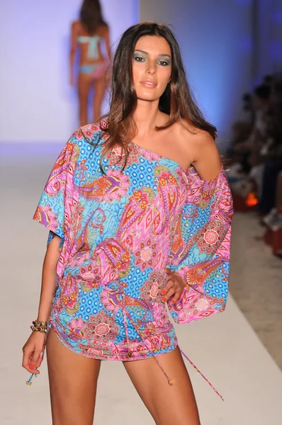 Miami - 17. juli: model walking laufsteg der luli fama kollektion für frühjahr, sommer 2012 während der mercedes-benz swim fashion week am 17. juli 2011 in miami, fll — Stockfoto