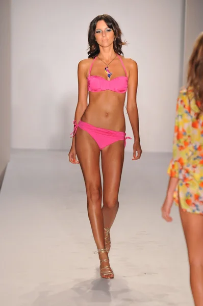 MIAMI - JULY 17: Model walking runway at the Luli Fama Collection for Spring, Summer 2012 during Mercedes-Benz Swim Fashion Week on July 17, 2011 in Miami, FL — Stock Photo, Image