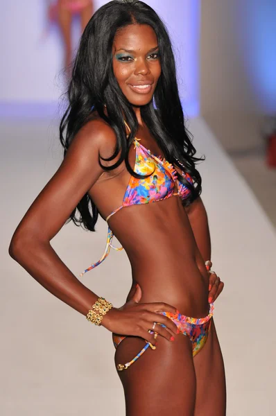 Miami - 17 juli: modell gå banan vid luli fama insamling för våren, sommaren 2012 under mercedes-benz simma fashion week på juli 17, 2011 i miami, fl — Stockfoto