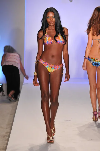 MIAMI - 17 DE JULIO: Pasarela modelo a pie en la Colección Luli Fama para la Primavera, Verano 2012 durante la Mercedes-Benz Swim Fashion Week el 17 de julio de 2011 en Miami, FL —  Fotos de Stock