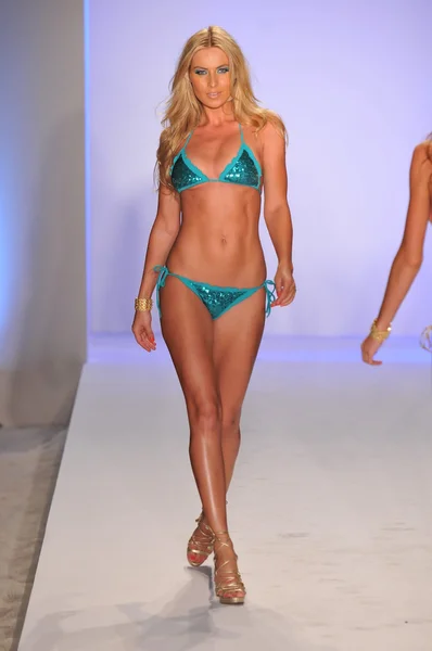 Miami - 17 juli: modell gå banan vid luli fama insamling för våren, sommaren 2012 under mercedes-benz simma fashion week på juli 17, 2011 i miami, fl — Stockfoto