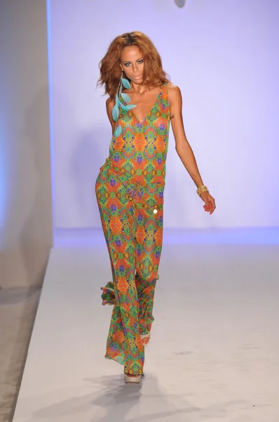 마이애미-7 월 17 일: 모델 luli 명성 컬렉션 봄, 여름 2012 마이애미에 2011 년 7 월 17 일에 메르세데스-벤츠 수영 패션 위 크 기간 동안 활주로 걸어 플로리다 — 스톡 사진