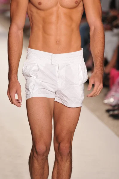 Miami - 18. juli: model walking laufsteg der a.z araujo kollektion für frühjahr, sommer 2012 während der mercedes-benz swim fashion week am 18. juli 2011 in miami, fll — Stockfoto
