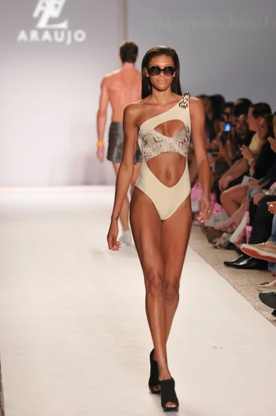 Miami - 18 juli: modell gå banan vid atterfalk araujo insamling för våren, sommaren 2012 under mercedes-benz simma fashion week på juli 18, 2011 i miami, fl — Stockfoto