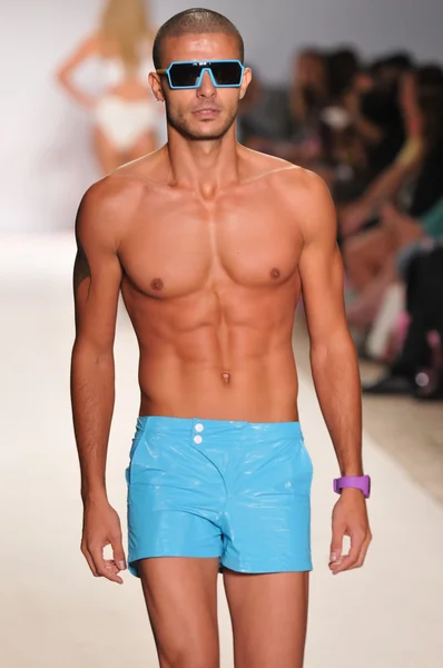 MIAMI - JULY 18: Model walking runway at the A.Z Araujo Collection for Spring, Summer 2012 during Mercedes-Benz Swim Fashion Week on July 18, 2011 in Miami, FL — Stock Photo, Image