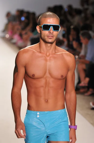 Miami - 18 juli: modell gå banan vid atterfalk araujo insamling för våren, sommaren 2012 under mercedes-benz simma fashion week på juli 18, 2011 i miami, fl — Stockfoto