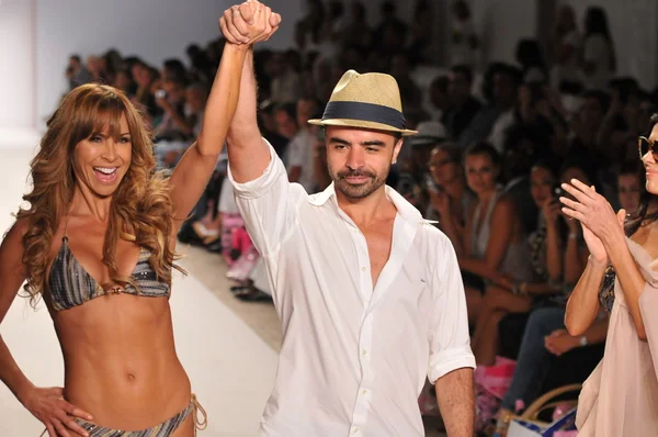 MIAMI BEACH, FL - 18 июля: (L-R) Aylin Mujica, Designer A.Z. Араухо и Адриана де Моура прогуливаются по взлетно-посадочной полосе на шоу A.Z Araujo во время Недели Моды Mercedes-Benz Swim 18 июля 2011 года в Майами, Флорида — стоковое фото