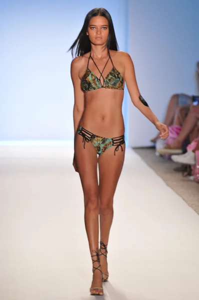 MIAMI - JULY 18: Model walking runway at the Aguaclara Collection for Spring, Summer 2012 during Mercedes-Benz Swim Fashion Week on July 18, 2011 in Miami, FL — Stock Photo, Image