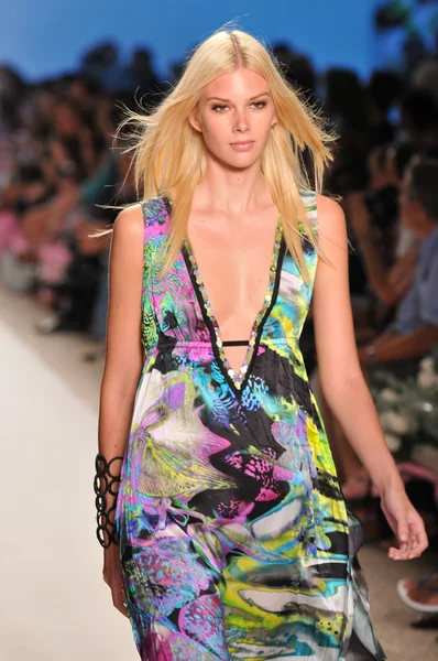 MIAMI - JULY 18: Model walking runway at the Aguaclara Collection for Spring, Summer 2012 during Mercedes-Benz Swim Fashion Week on July 18, 2011 in Miami, FL — Stock Photo, Image