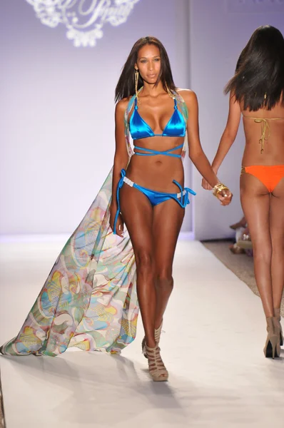 Miami - 18. juli: model walking laufsteg bei der have faith kollektion für frühjahr, sommer 2012 während der mercedes-benz swim fashion week am 18. juli 2011 in miami, fll — Stockfoto