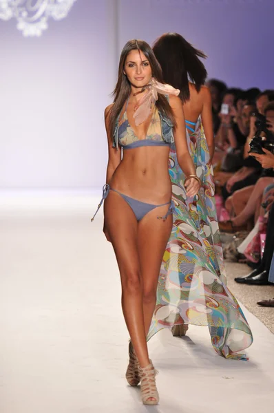 Miami - 18. juli: model walking laufsteg bei der have faith kollektion für frühjahr, sommer 2012 während der mercedes-benz swim fashion week am 18. juli 2011 in miami, fll — Stockfoto