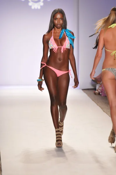 Miami - 18 Temmuz: pist yürüyüş modeli inanç koleksiyonu Bahar, yaz 2012 mercedes-benz yüzmek moda haftası 18 Temmuz 2011 Miami, fl — Stok fotoğraf