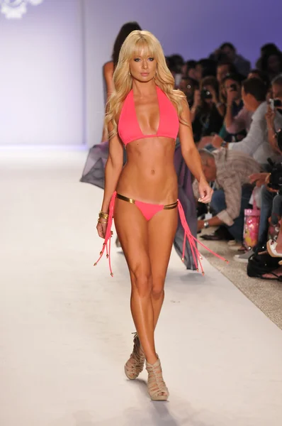 MIAMI - JULHO 18: Pista de caminhada modelo na coleção Have Faith para a primavera de 2012 durante a Mercedes-Benz Swim Fashion Week em 18 de julho de 2011 em Miami, FL — Fotografia de Stock