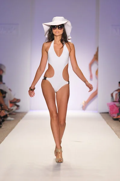 МИАМИ - 18 июля: модель идет подиумом на Jogo Beach Collection весной, летом 2012 года во время Недели моды Mercedes-Benz Swim 18 июля 2011 года в Майами, шт. Флорида — стоковое фото