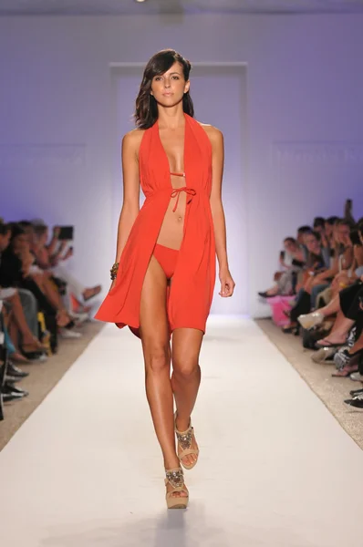 마이애미-7 월 18 일: 모델 조 비치 컬렉션 봄, 여름 2012 마이애미, 2011 년 7 월 18 일에 메르세데스-벤츠 수영 패션 위 크 기간 동안 활주로 걸어 플로리다 — 스톡 사진