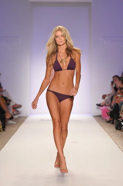 MIAMI - 18 DE JULIO: Modelo pasea por la pasarela de la Colección Jogo Beach para la Primavera, Verano 2012 durante Mercedes-Benz Swim Fashion Week el 18 de julio de 2011 en Miami, FL — Foto de Stock