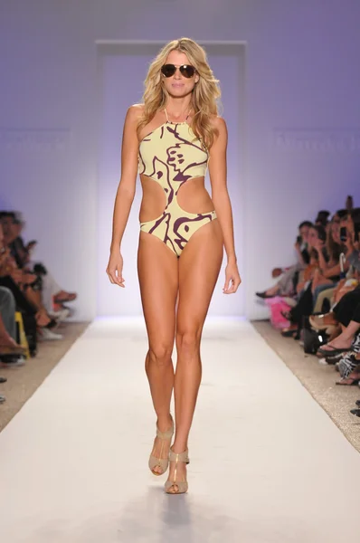 Miami - 18 juli: model wandelingen landingsbaan op de jogo strand collectie voor lente, zomer 2012 tijdens de mercedes-benz zwemmen fashionweek op 18 juli 2011 in miami, fl — Stockfoto