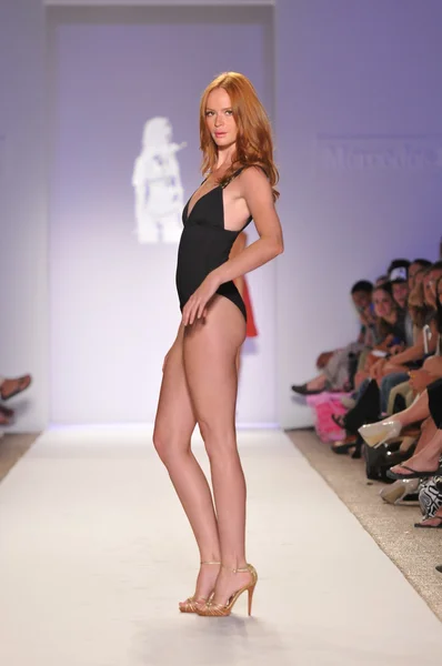 MIAMI - 18 LUGLIO: La modella passeggia in passerella alla Jogo Beach Collection per la primavera estate 2012 durante la Mercedes-Benz Swim Fashion Week il 18 luglio 2011 a Miami, FL — Foto Stock