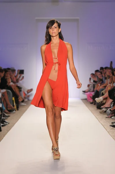마이애미-7 월 18 일: 모델 조 비치 컬렉션 봄, 여름 2012 마이애미, 2011 년 7 월 18 일에 메르세데스-벤츠 수영 패션 위 크 기간 동안 활주로 걸어 플로리다 — 스톡 사진