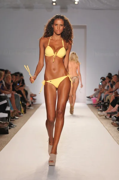 Miami - 18. juli: model läuft laufsteg bei der perfekt gebräunten bikini-kollektion für frühjahr, sommer 2012 während der mercedes-benz swim fashion week am 18. juli 2011 in miami, fll — Stockfoto