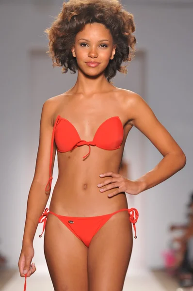 МИАМИ - 18 июля: модель прогуливается по подиуму в коллекции Perfect Tan Bikini на весну, лето 2012 года во время Недели моды Mercedes-Benz Swim 18 июля 2011 года в Майами, Флорида — стоковое фото