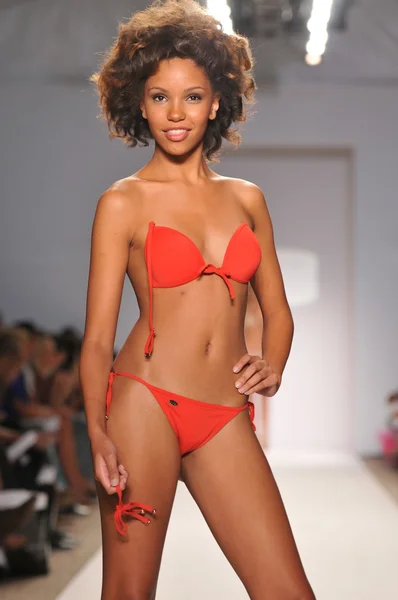 Miami - 18 juli: model wandelingen landingsbaan op de perfecte tan bikini collectie voor lente, zomer 2012 tijdens de mercedes-benz zwemmen fashionweek op 18 juli 2011 in miami, fl — Stockfoto