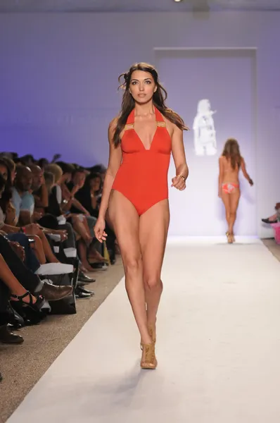 MIAMI - JULY 18: Model walks runway at the Jogo Beach Collection for Spring, Summer 2012 during Mercedes-Benz Swim Fashion Week on July 18, 2011 in Miami, FL — Stock Photo, Image