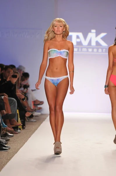 Miami - 18 Temmuz: model yürür pist tavik mayo koleksiyonu için ilkbahar, yaz 2012 mercedes-benz yüzmek moda haftası 18 Temmuz 2011 Miami, fl — Stok fotoğraf