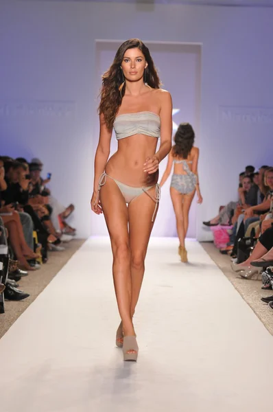 Miami - 18. juli: model läuft laufsteg der tavik-badebekleidungskollektion für frühjahr, sommer 2012 während der mercedes-benz swim fashion week am 18. juli 2011 in miami, fll — Stockfoto
