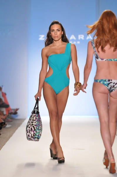 Miami - 18. juli: model läuft laufsteg der zingara-kollektion für frühjahr, sommer 2012 während der mercedes-benz swim fashion week am 18. juli 2011 in miami, fll — Stockfoto