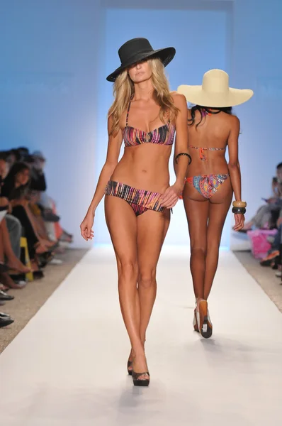 Miami - 18. července: model chodí dráha v zingara kolekce pro jaro, léto 2012 během plavání mercedes-benz fashion week v červenci 18, 2011 v miami, fl — Stock fotografie