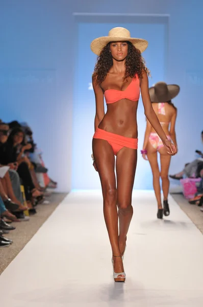 MIAMI - JULY 18: Model walks runway at the Zingara Collection for Spring, Summer 2012 during Mercedes-Benz Swim Fashion Week on July 18, 2011 in Miami, FL — Stock Photo, Image