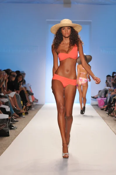 Miami - 18 Temmuz: model yürür pist zingara koleksiyonu için ilkbahar, yaz 2012 mercedes-benz yüzmek moda haftası 18 Temmuz 2011 Miami, fl — Stok fotoğraf