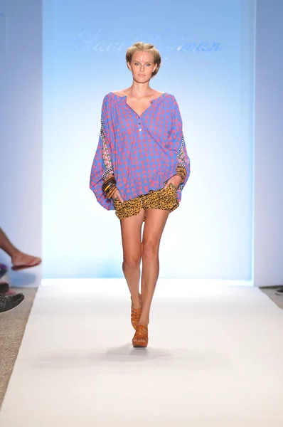 MIAMI - 16 DE JULIO: Modelo camina por la pasarela de la colección de trajes de baño Mara Hoffman para la primavera, verano de 2012 durante la Mercedes-Benz Swim Fashion Week el 16 de julio de 2011 en Miami, FL — Foto de Stock