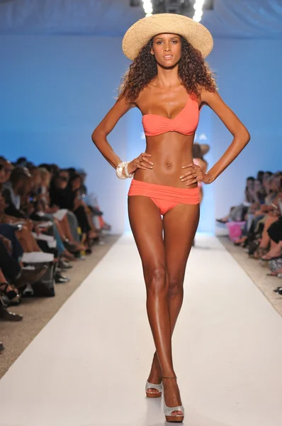 Miami - 18. juli: model läuft laufsteg der zingara-kollektion für frühjahr, sommer 2012 während der mercedes-benz swim fashion week am 18. juli 2011 in miami, fll — Stockfoto