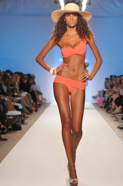 MIAMI - JULHO 18: Modelo caminha pista na coleção Zingara para a Primavera, Verão 2012 durante Mercedes-Benz Swim Fashion Week em julho 18, 2011 em Miami, FL — Fotografia de Stock