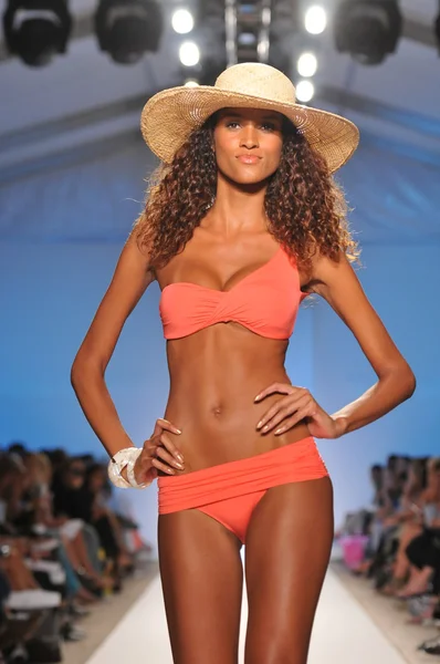 Miami - 18 juli: model wandelingen landingsbaan op de zingara collectie voor lente, zomer 2012 tijdens de mercedes-benz zwemmen fashionweek op 18 juli 2011 in miami, fl — Stockfoto