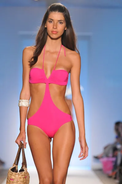 МИАМИ - 18 июля: модель прогуливается по подиуму в коллекции Zingara весной, летом 2012 года во время Недели моды Mercedes-Benz Swim 18 июля 2011 года в Майами, шт. Флорида — стоковое фото
