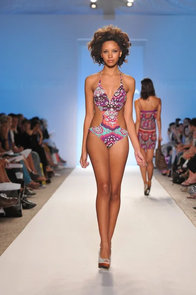 Miami - 18 Temmuz: model yürür pist zingara koleksiyonu için ilkbahar, yaz 2012 mercedes-benz yüzmek moda haftası 18 Temmuz 2011 Miami, fl — Stok fotoğraf