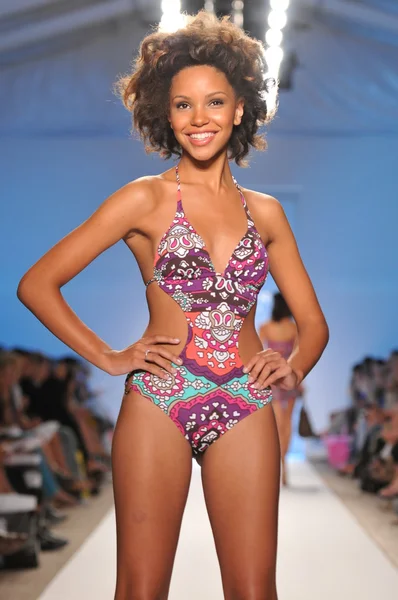 MIAMI - JULY 18: Model berjalan di landasan pacu Zingara Collection for Spring, Summer 2012 selama Mercedes-Benz Swim Fashion Week pada 18 Juli 2011 di Miami, FL — Stok Foto