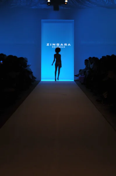 MIAMI - 18 JUILLET : Mannequin marche piste à la collection Zingara pour le printemps, été 2012 lors de Mercedes-Benz Swim Fashion Week le 18 Juillet 2011 à Miami, FL — Photo