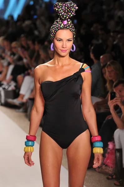 MIAMI - JULY 18: Model walks runway at the Nicolita Collection for Spring, Summer 2012 during Mercedes-Benz Swim Fashion Week on July 18, 2011 in Miami, FL — Stock Photo, Image