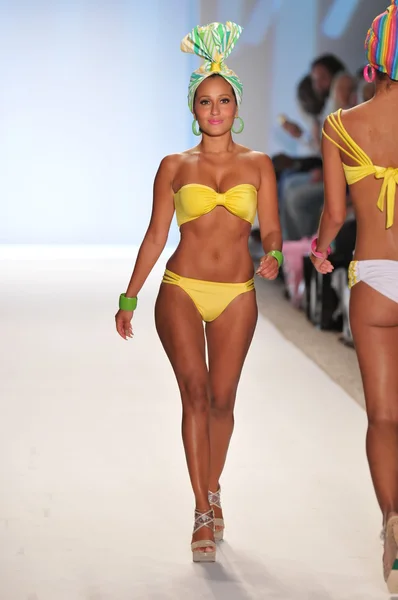 Miami - 18. juli: model läuft laufsteg der nicolita kollektion für frühjahr, sommer 2012 während der mercedes-benz swim fashion week am 18. juli 2011 in miami, fll — Stockfoto