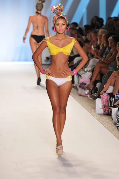 MIAMI - JULHO 18: Modelo caminha pista na Coleção Nicolita para a Primavera, Verão 2012 durante Mercedes-Benz Swim Fashion Week em julho 18, 2011 em Miami, FL — Fotografia de Stock