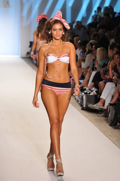 Miami - 18. července: model chodí dráha v nicolita kolekce pro jaro, léto 2012 během plavání mercedes-benz fashion week v červenci 18, 2011 v miami, fl — Stock fotografie