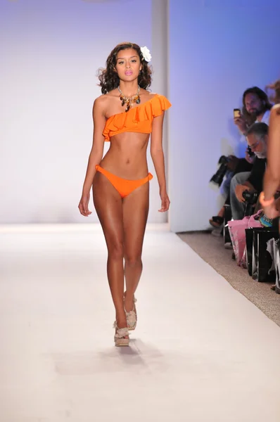 Miami - 18 juli: model wandelingen landingsbaan op de nicolita collectie voor lente, zomer 2012 tijdens de mercedes-benz zwemmen fashionweek op 18 juli 2011 in miami, fl — Stockfoto